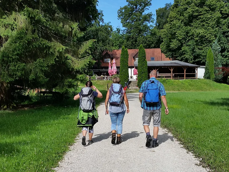 Einkehrschwung Wanderer auf den letzten Metern zur Einkehr in der Waldschänke Eisbrunn, die im Hintergrund zu sehen ist.
