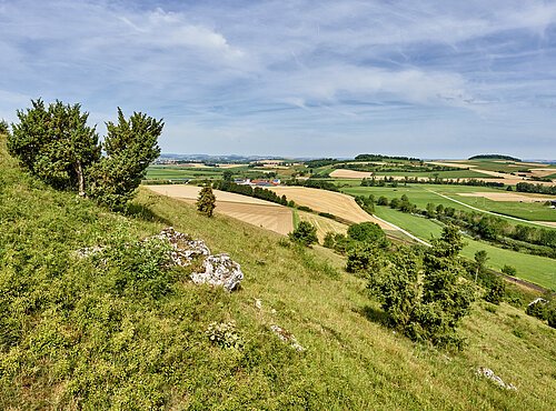 Blick von einem Aussichtspunkt, auf dem Rollenberg bei Harburg, auf das Ries.