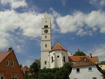 Blick auf die etwas erhöht liegende Herz-Jesu-Kirche