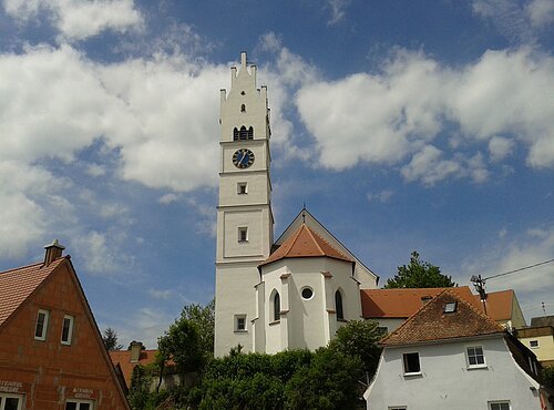 Blick auf die etwas erhöht liegende Herz-Jesu-Kirche