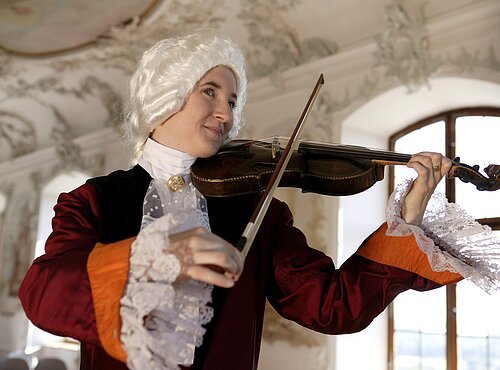 Ein Mozartdarsteller mit Geige im Schloss Leitheim