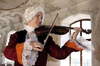 Ein Mozartdarsteller mit Geige im Schloss Leitheim
