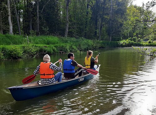 Kanutour mit drei Personen auf der Wörnitz im Sommer