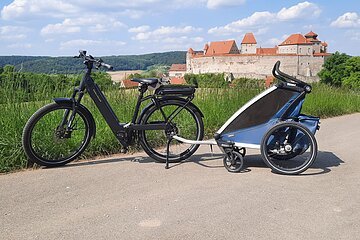 E-Bike mit Fahrradanhänger für Kinder in Harburg