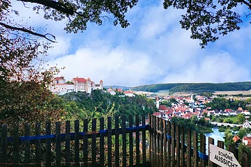 Schöne Aussicht auf Schloss Harburg, die Stadt und die Wörnitz im Herbst