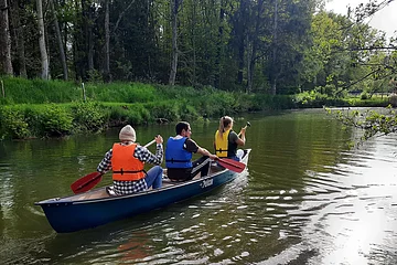 Kanutour mit drei Personen auf der Wörnitz im Sommer