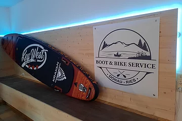 Räumlichkeiten des Boot & Bike Service Donau-Ries in Harburg. Auf dem Foto ist ein Stand-Up Paddle zu sehen.