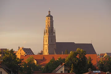 Blick auf die im Abendlicht mitten in Nördlingen liegende St. Georgskirche
