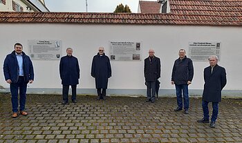 v.l. vor den Heroldinger Gedenktafeln im Januar 2022: Bgm. Christoph Schmidt, Kreisheimatpfleger Herbert Dettweiler, Initiator Dr. Friedrich Seidel, Pfr. Reinhard Caesperlein, Ralf Hermann Melber (Tafelentwurf), Altbgm. Anton Fischer (Heimatgeschichtlicher Arbeitskreis Harburg)