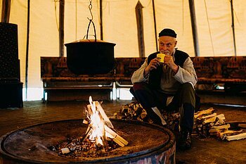 Märchenerzähler im Mächenzelt mit Punsch und Lagerfeuer