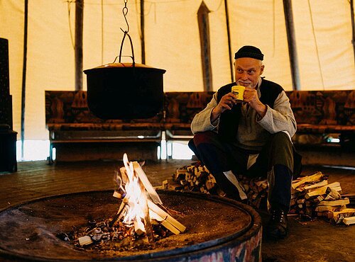 Märchenerzähler im Mächenzelt mit Punsch und Lagerfeuer