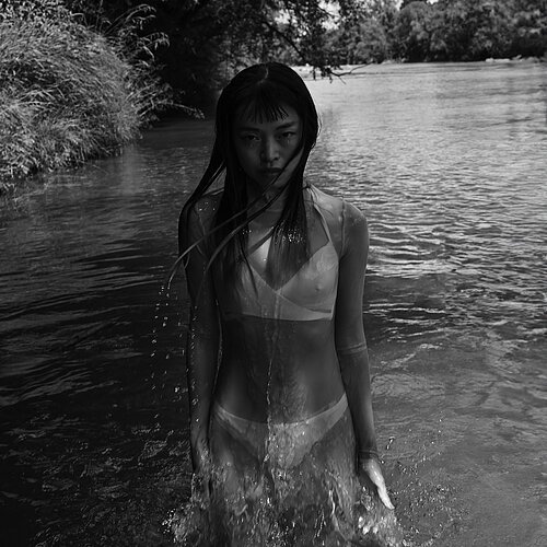Frau die gerade aus dem Wasser kommt