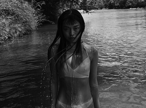 Frau die gerade aus dem Wasser kommt