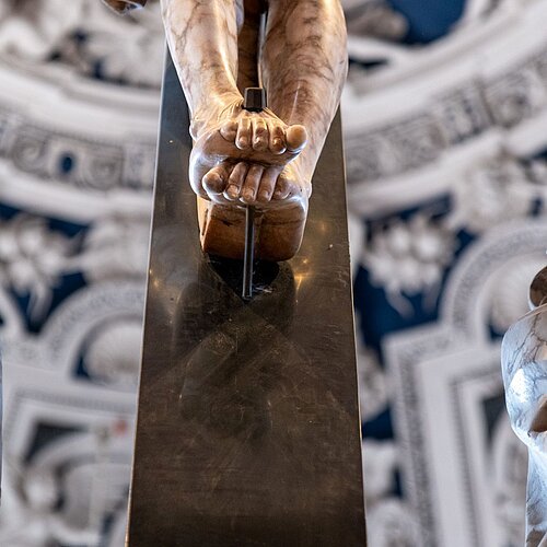 Jesusfüße am Kreuz in einer Kirche