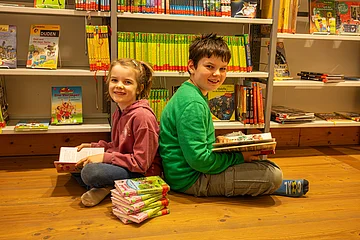 Kinder die in der Stadtbücherei Lesen