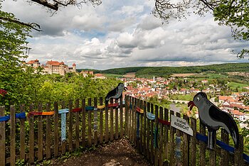 Plattform "Schöne Aussicht" auf Harburg mit Märchenfiguren
