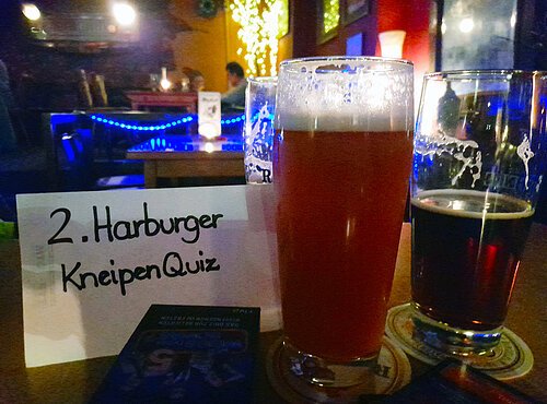 Biergläser mit Schild für Harburger Kneipenquiz