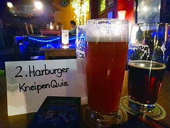 Biergläser mit Schild für Harburger Kneipenquiz
