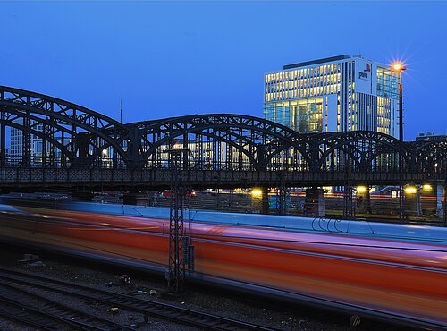 Bild der Hackerbrücke in München mit vorbeifahrendem Zug