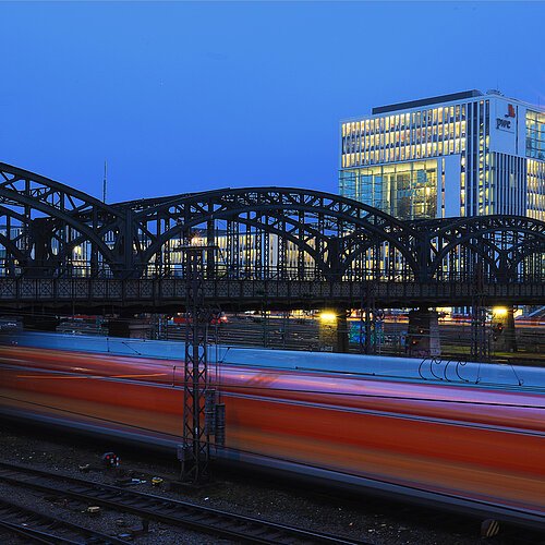Bild der Hackerbrücke in München mit vorbeifahrendem Zug