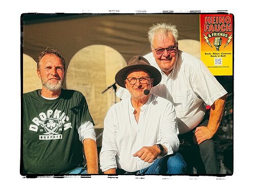 Auf dem Bild sind die drei Bandmitglieder der Gruppe "Heino Fauch and Friends" zu sehen
