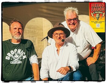 Auf dem Bild sind die drei Bandmitglieder der Gruppe "Heino Fauch and Friends" zu sehen