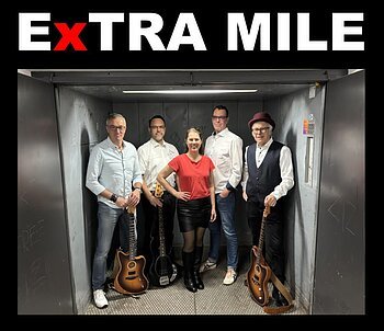 Bild der fünf Künstler der Band ExTRA MILE, mit dem Namen der Band darüber