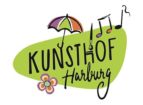 Das Bild zeigt den Schriftzug "Kunsthof Harburg" umrahmt von einem Regenschirm, Notenzeichen, einem Pinsel und einer Blume