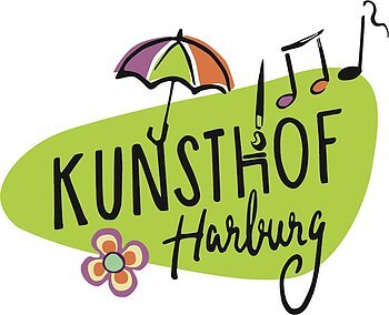 Das Bild zeigt den Schriftzug "Kunsthof Harburg" umrahmt von einem Regenschirm, Notenzeichen, einem Pinsel und einer Blume