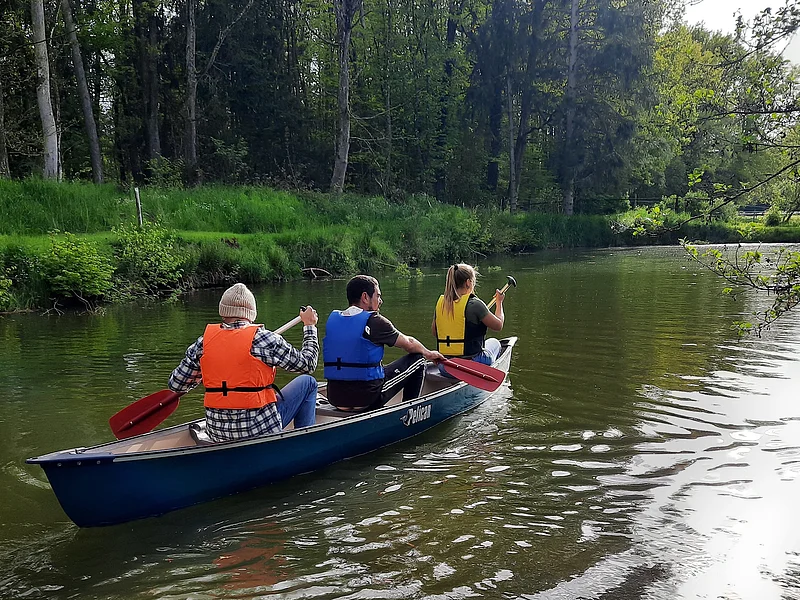 Kanufahrt auf der Wörnitz Kanutour mit drei Personen auf der Wörnitz im Sommer