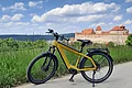 E-Bike in Harburg E-Bike auf einem Radweg bei Harburg. Im Hintergrund ist das Schloss Harburg zu sehen.