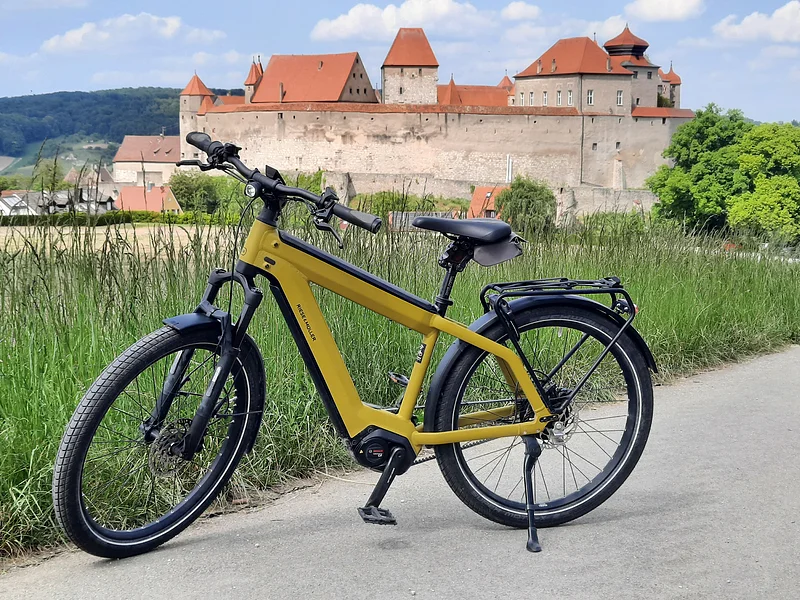 E-Bike in Harburg E-Bike auf einem Radweg bei Harburg. Im Hintergrund ist das Schloss Harburg zu sehen.