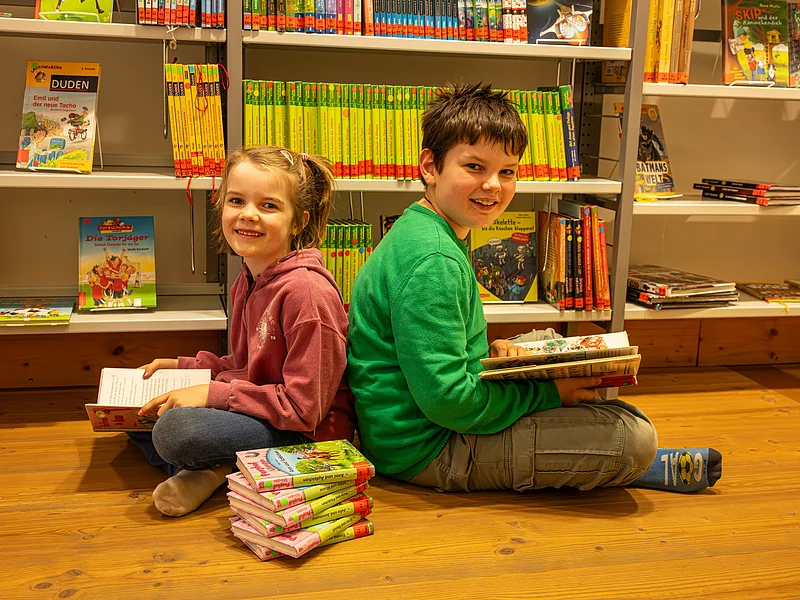Lesefreude Kinder die in der Stadtbücherei Lesen