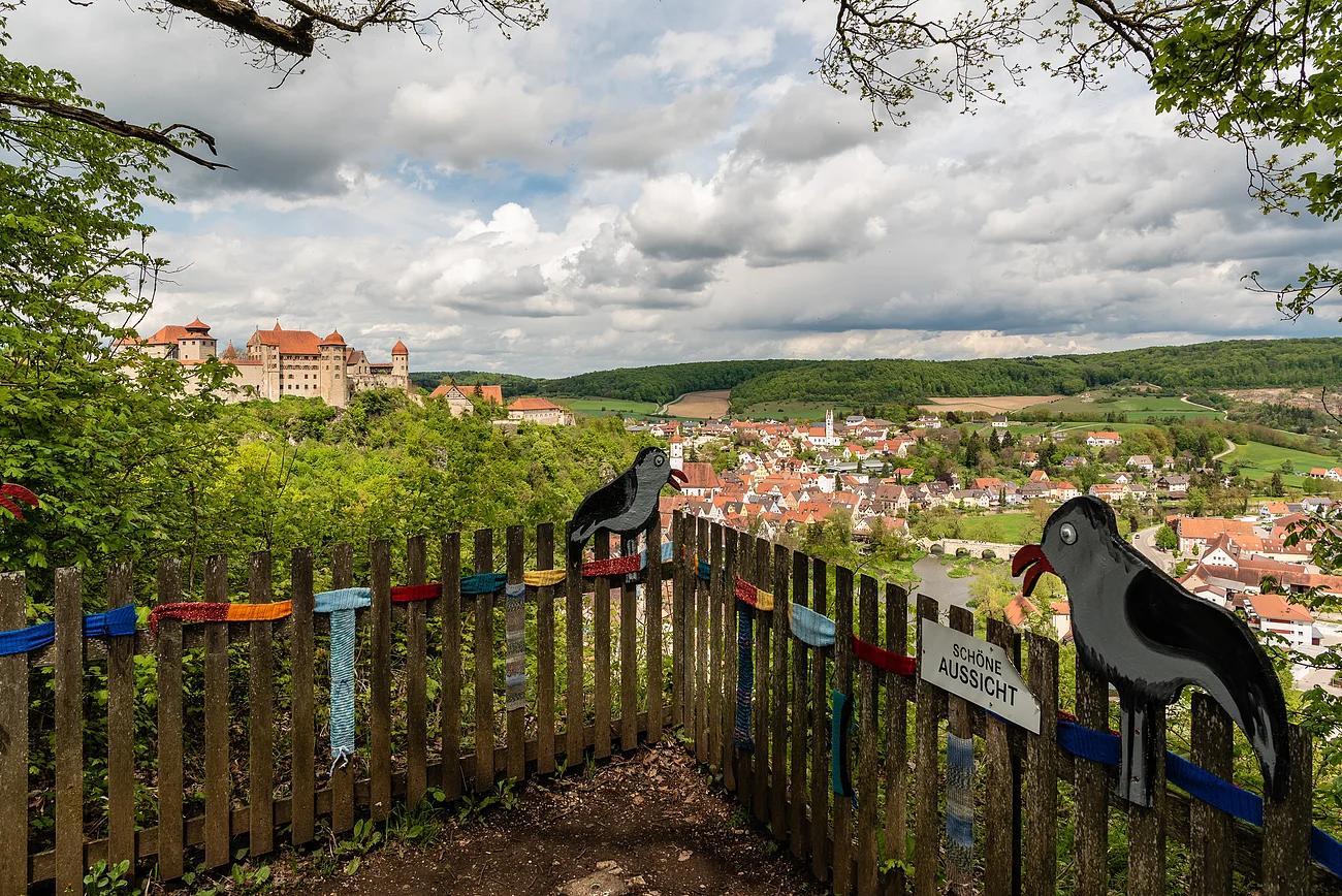 Plattform "Schöne Aussicht" auf Harburg mit Märchenfiguren