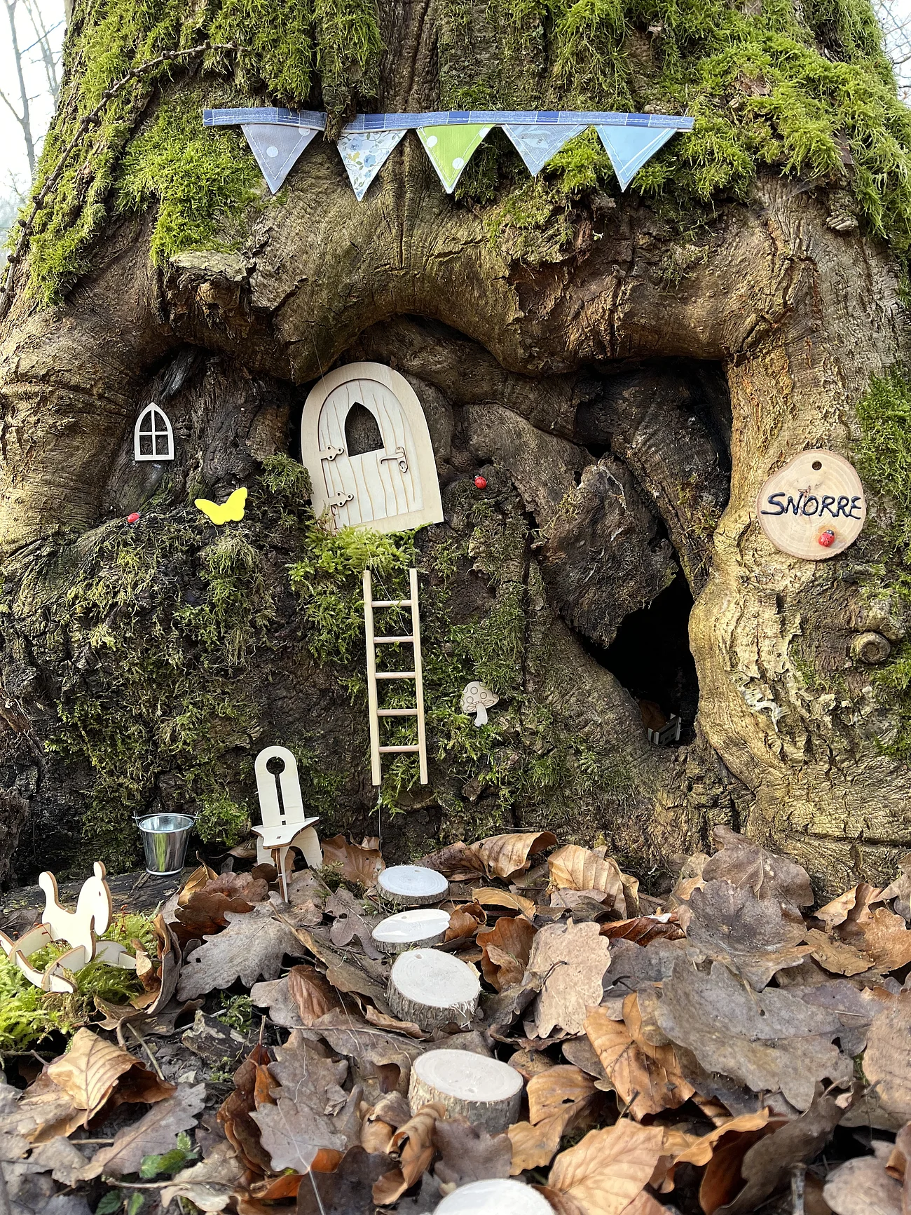 Wichtelweg Bild am Baum Das "Wohnzimmer" des Wichtels in einem Baum wo der Wichtel Snorre wohnt. Der Weg wird durch Baumstümpfe und einer Leiter geformt