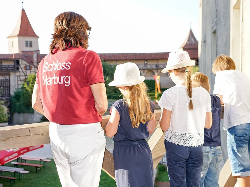 Kinderführung Schloss Harburg Eine Führerin blickt mit Kindern in den Burghof von Schloss Harburg