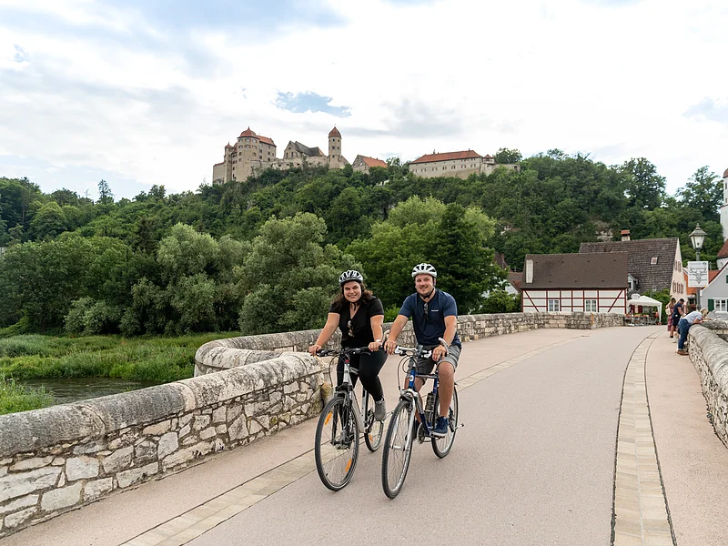 Radfahren in Harburg Schloss Harburg im Hintergrund