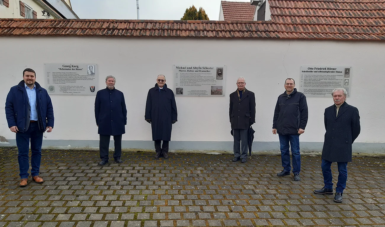 v.l. vor den Heroldinger Gedenktafeln im Januar 2022: Bgm. Christoph Schmidt, Kreisheimatpfleger Herbert Dettweiler, Initiator Dr. Friedrich Seidel, Pfr. Reinhard Caesperlein, Ralf Hermann Melber (Tafelentwurf), Altbgm. Anton Fischer (Heimatgeschichtlicher Arbeitskreis Harburg)