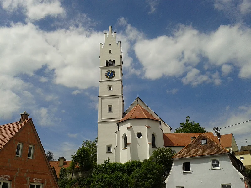 Die Herz-Jesu-Kirche in Harburg Blick auf die etwas erhöht liegende Herz-Jesu-Kirche