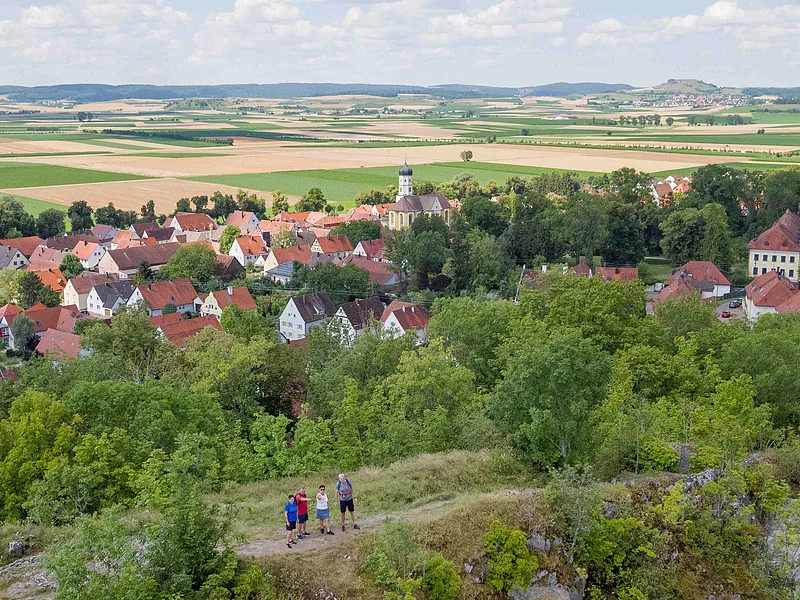 Wallersteiner Felsen Wanderer auf dem Wallersteiner Felsen. Im Hintergrund sieht man Wallerstein.