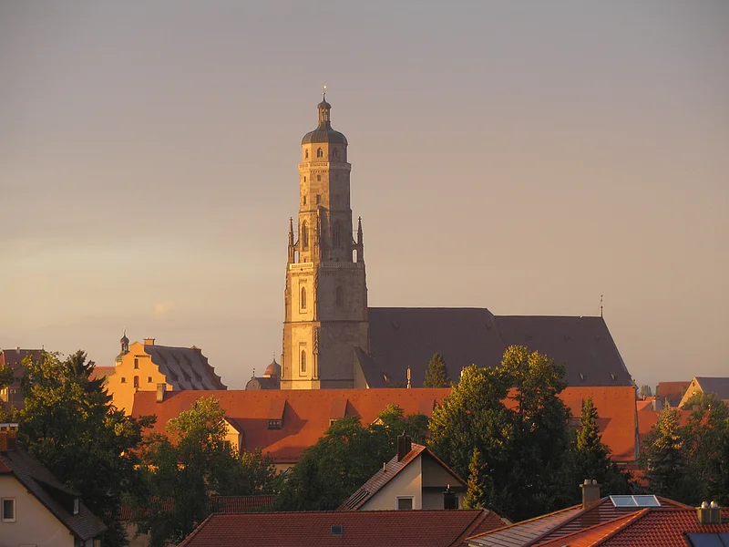 St. Georgskirche Blick auf die im Abendlicht mitten in Nördlingen liegende St. Georgskirche