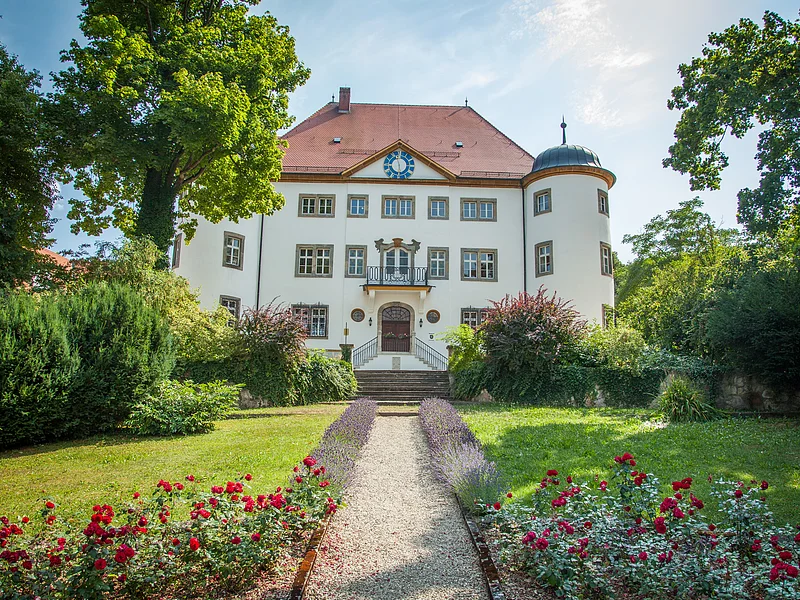 Schloss Reimlingen mit Park Blick auf das Schloss Reimlingen mit dem davor liegenden Park mit seinen Blumenbeeten und Bäumen.