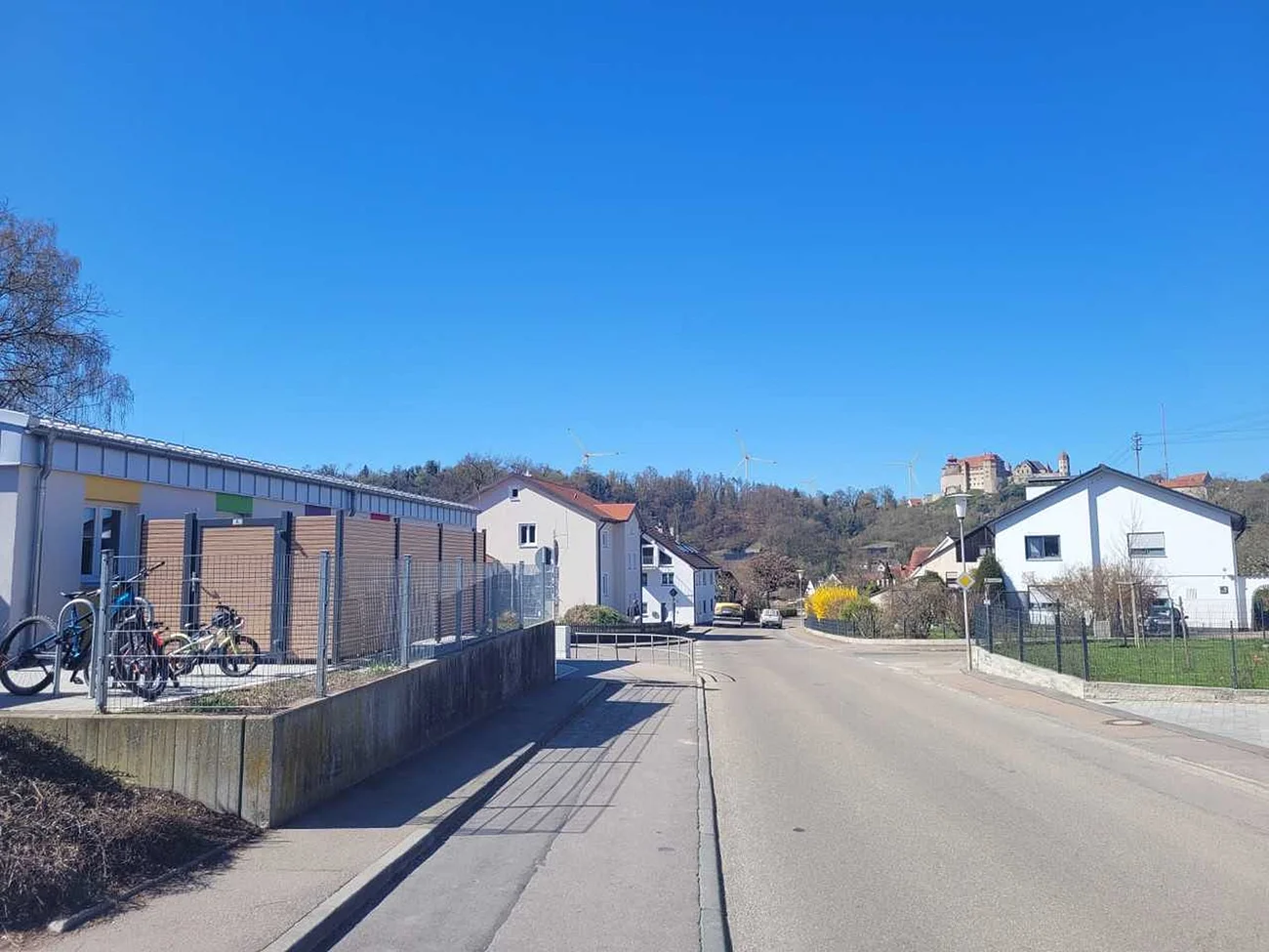 Das Bild stehlt eine Visualisierung der geplanten Windenergieanlagen in Harburg, Blickrichtung Kindergarten Burgblick dar
