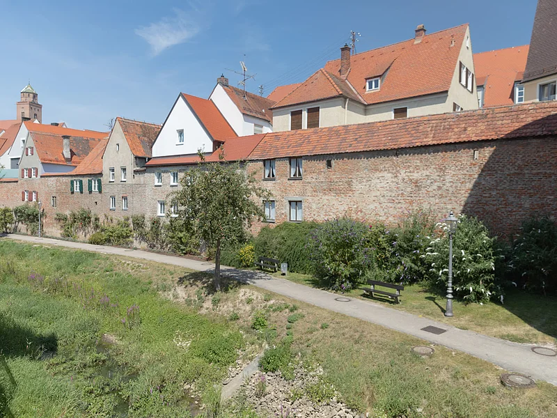 Blick auf die Stadtmauer von Donauwörth