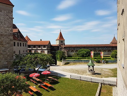 Blick in den Burginnenhof