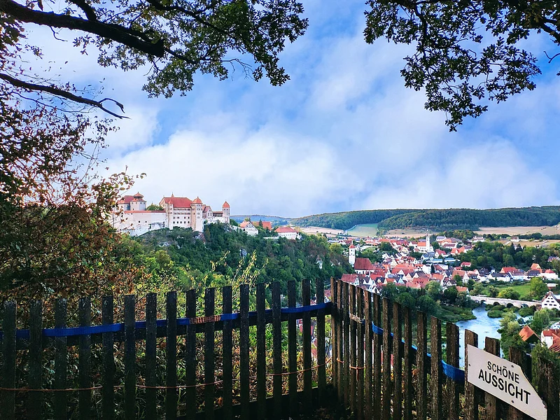 Schöne Aussicht in Harburg im Herbst Schöne Aussicht auf Schloss Harburg, die Stadt und die Wörnitz im Herbst
