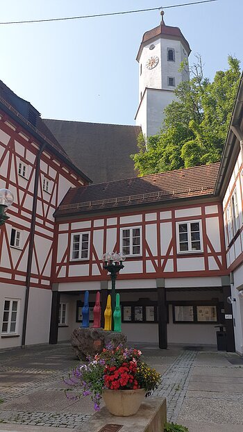 Rathausinnenhof mit Kirche